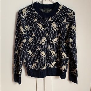 Adorable sweater w skiers